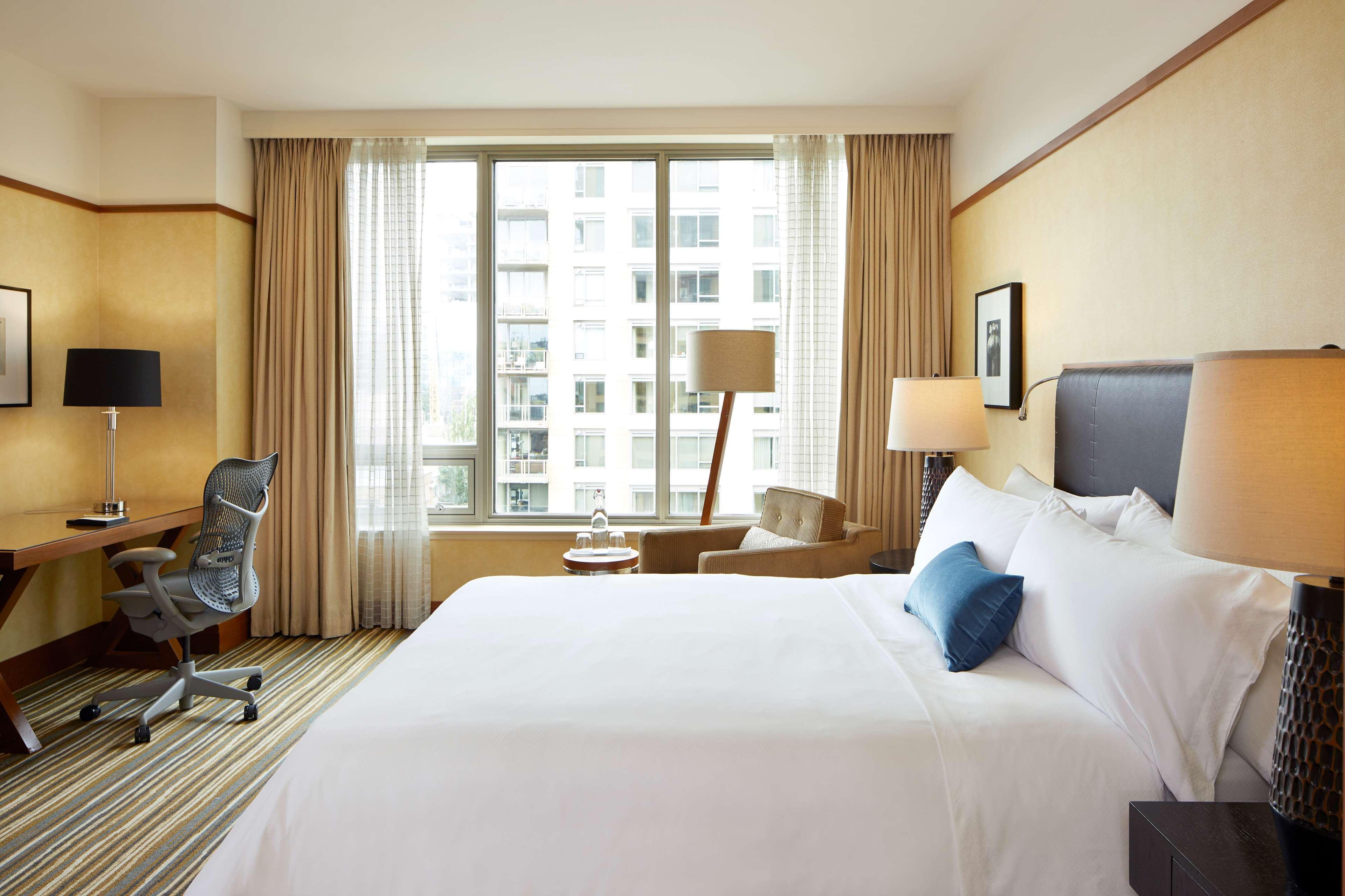 1 Hotel Seattle Luaran gambar A guest room at the Westin Harbour View