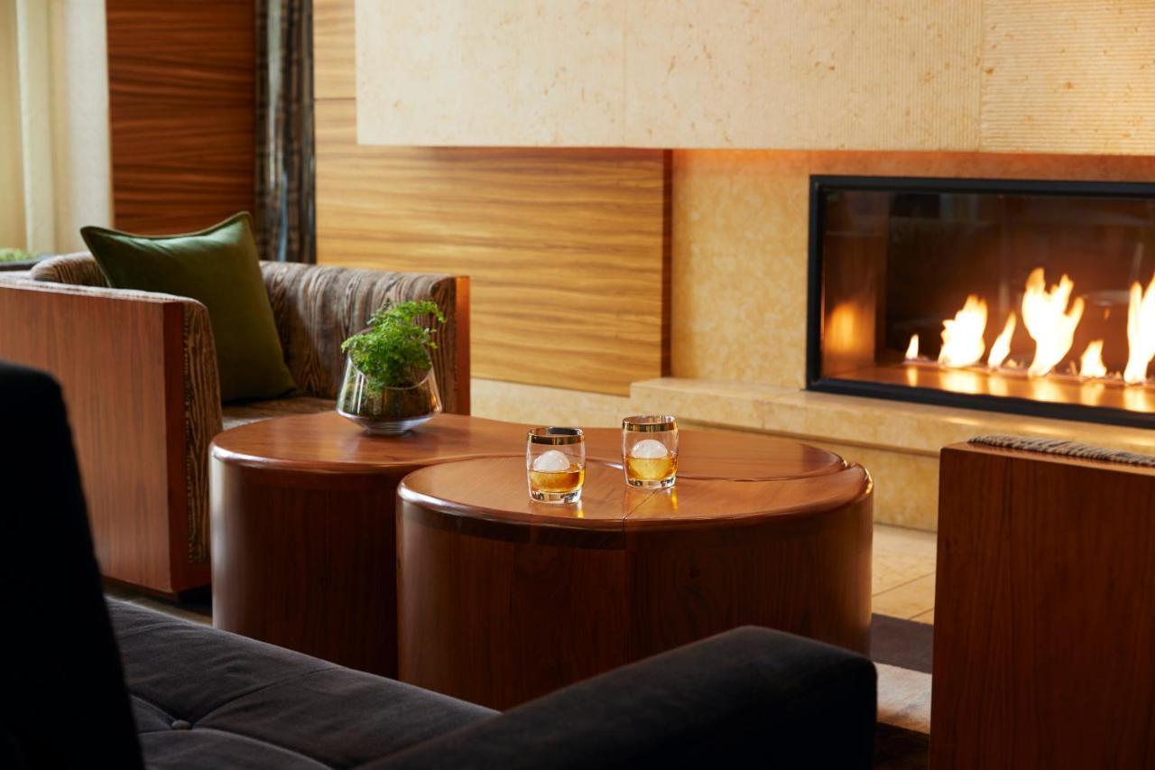 1 Hotel Seattle Luaran gambar The fireplace at the lobby